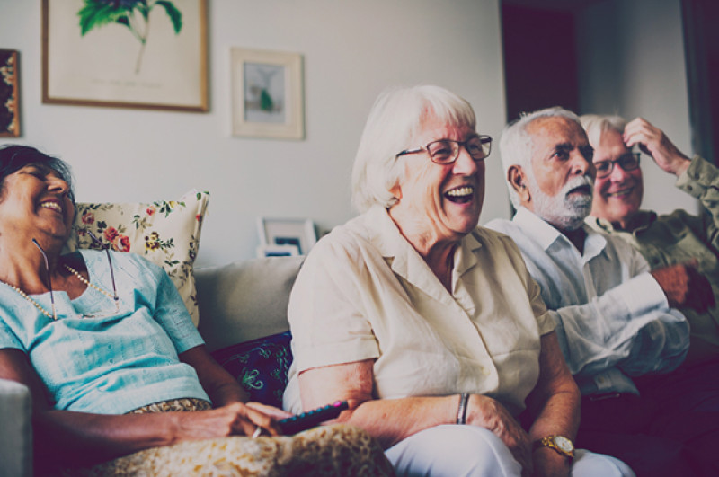 Older people watching TV. Äldre personer som ser på tv.