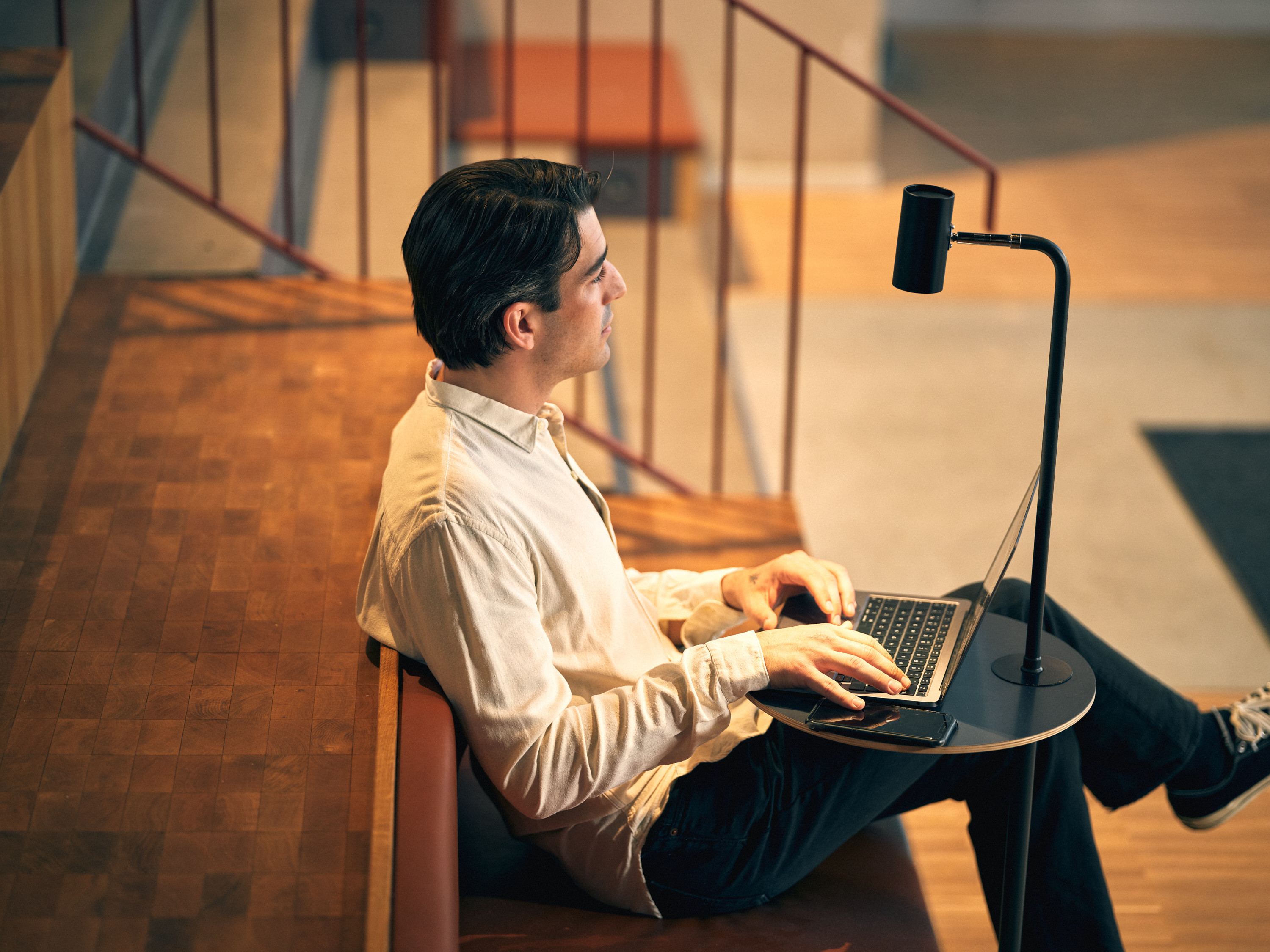 Man sitting and working on laptop. Man som sitter och jobbar på laptop.