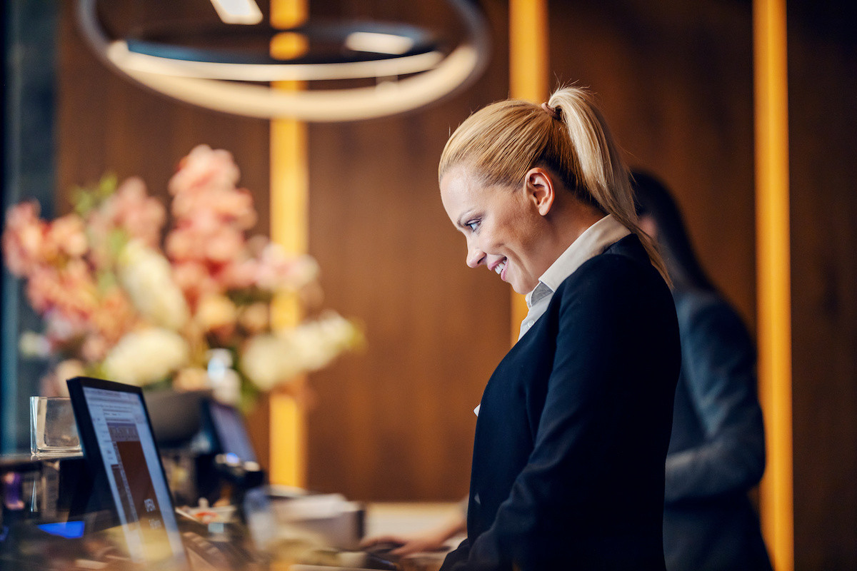 A woman working in a hotel reception. En kvinna som jobbar i en hotellreception.