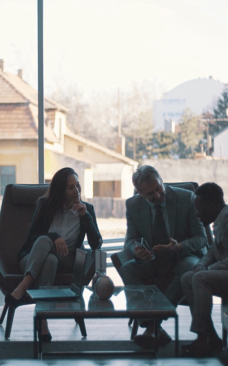 Colleagues sitting and talking. Kollegor som sitter och pratar.