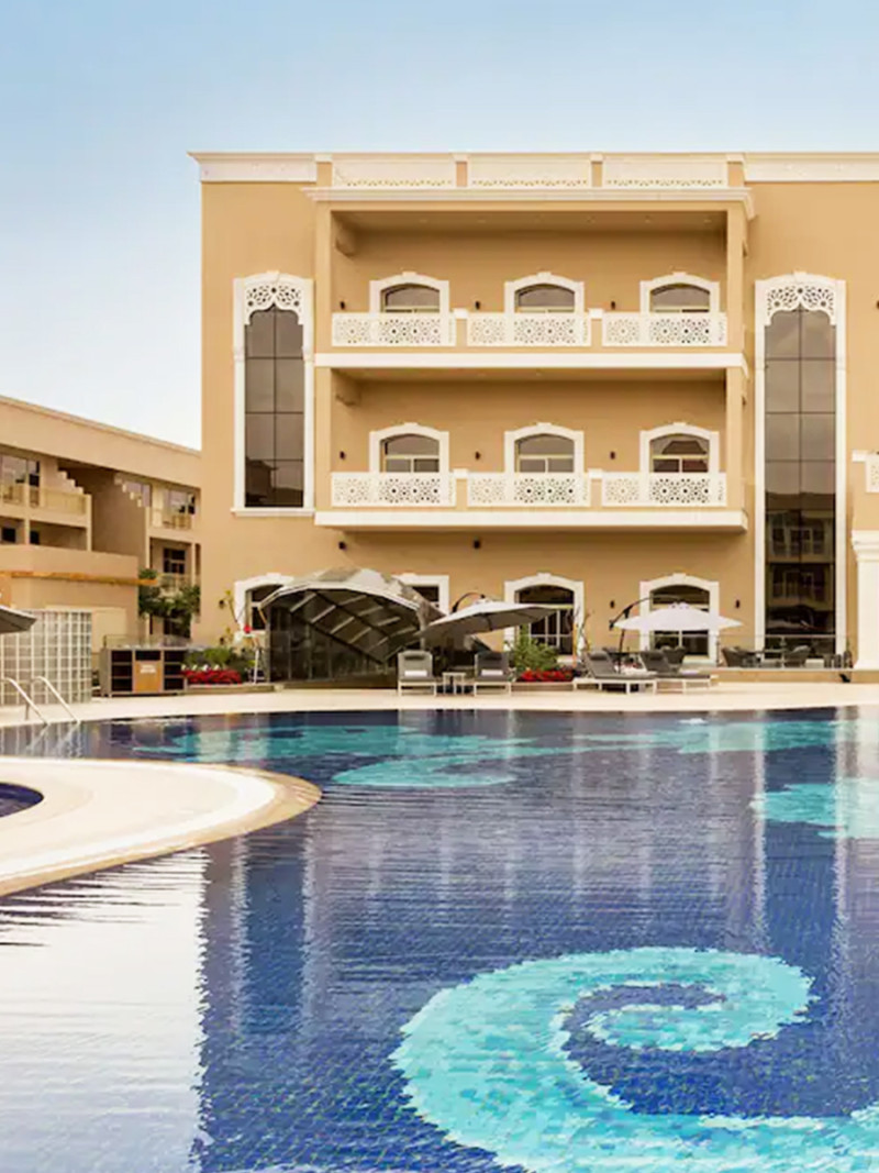 Luxury swimming pool at the Radisson Riyadh Airport Hotel. Lyxig pool vid hotell Radisson Riyadh Airport.