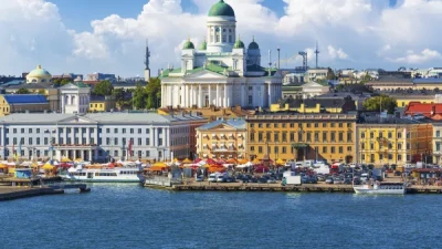 Summery Helsinki in the sunshine by the water. Somrigt Helsongfors i solsken vid vattnet.