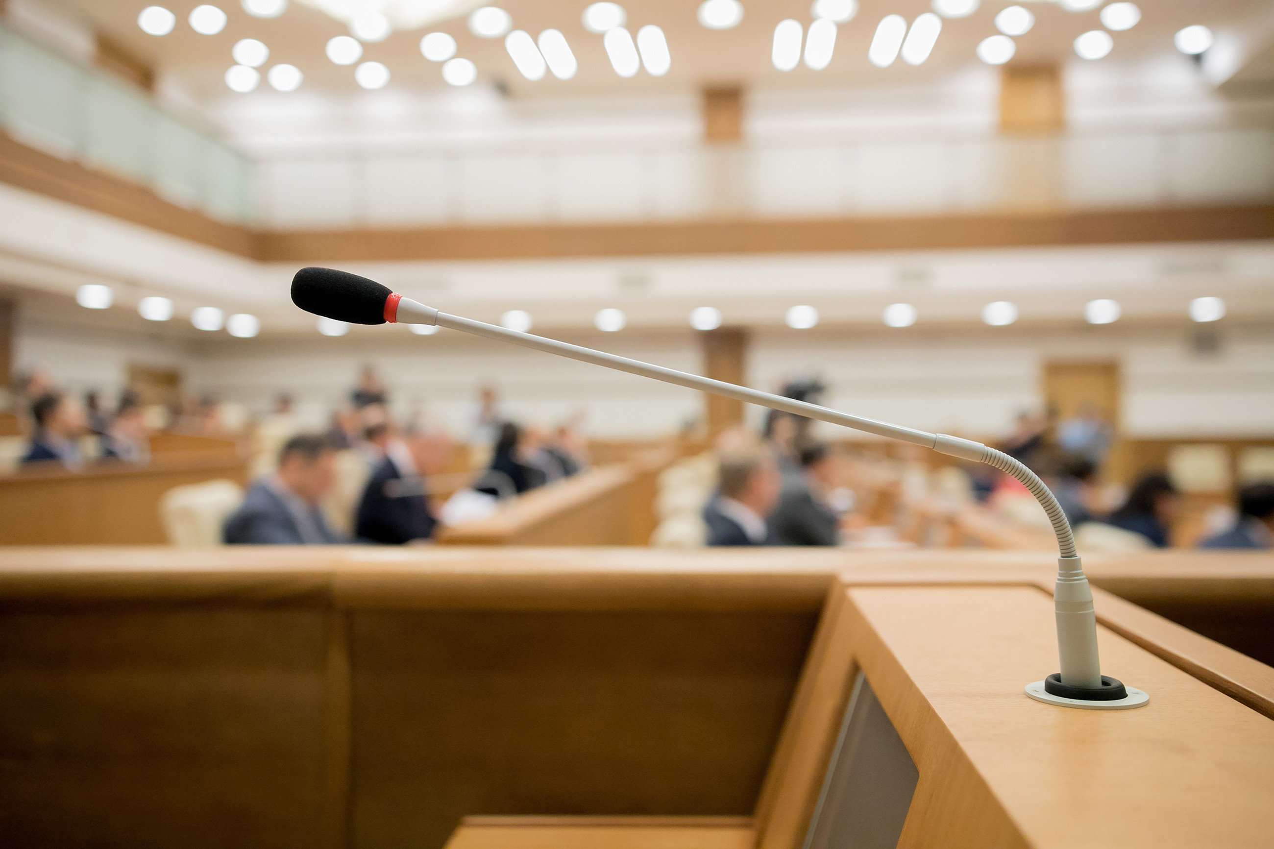Microphone on a podium in a government building. Mikrofon på ett podie i en myndighetslokal.